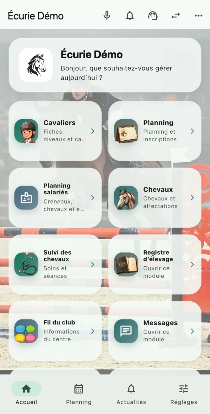 Capture de l’écran d’accueil du gérant dans My Club sur iPhone : modules Cavaliers, Planning, Planning salariés, Chevaux, Suivi des chevaux, Registre d’élevage, Fil du club et Messages, pour un centre présenté sous le nom « Écurie Démo ».